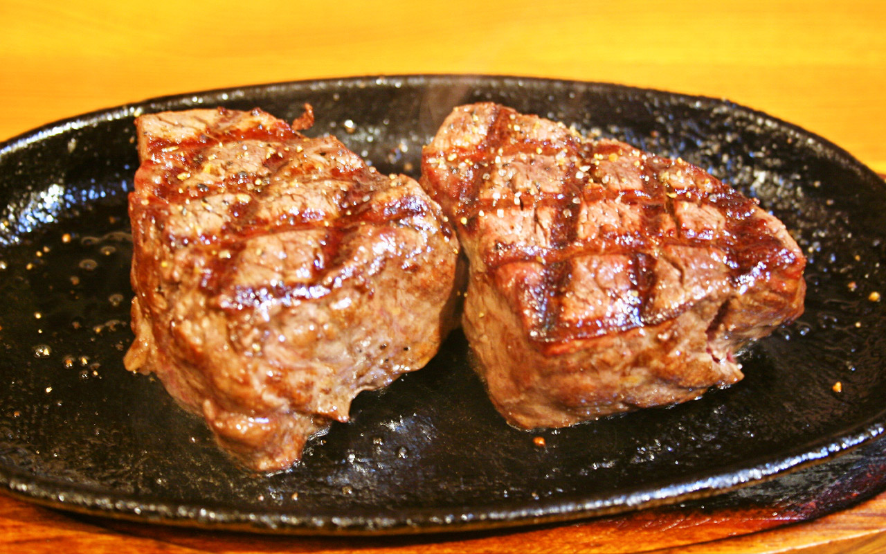 02.名物“超厚切りステーキ”を見よ。このボリュームに大満足！